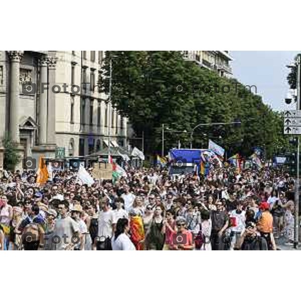 Tiziano Manzoni/LaPresse 21-6- 2025 Italia Cronaca BergamoBergamo sflatagay pride per diritti LGBT 2025