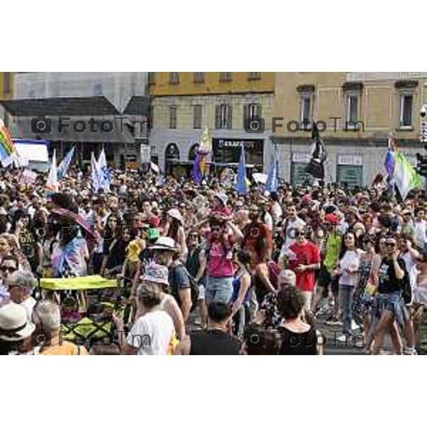 Tiziano Manzoni/LaPresse 21-6- 2025 Italia Cronaca BergamoBergamo sflatagay pride per diritti LGBT 2025