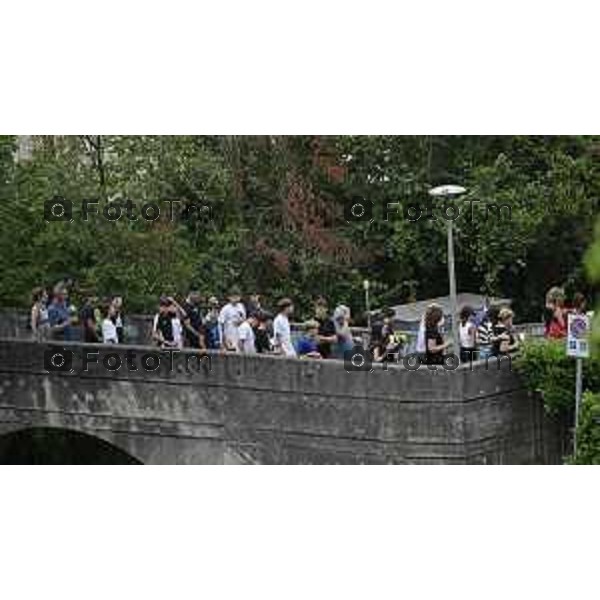 Tiziano Manzoni/LaPresse 30-6 2025 Italia Cronaca Bergam Fiaccolata per Vikamorta alla ex reggiani per un probabile suicidio Ponteranica, organizzata dai genitori della sua classe.