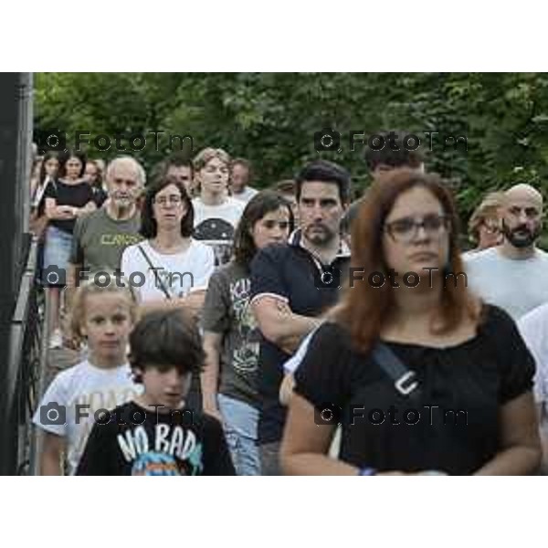 Tiziano Manzoni/LaPresse 30-6 2025 Italia Cronaca Bergam Fiaccolata per Vikamorta alla ex reggiani per un probabile suicidio Ponteranica, organizzata dai genitori della sua classe.