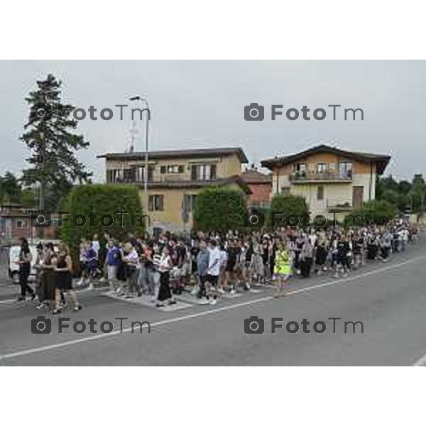 Tiziano Manzoni/LaPresse 30-6 2025 Italia Cronaca Bergam Fiaccolata per Vikamorta alla ex reggiani per un probabile suicidio Ponteranica, organizzata dai genitori della sua classe.
