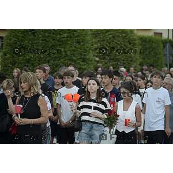 Tiziano Manzoni/LaPresse 30-6 2025 Italia Cronaca Bergam Fiaccolata per Vikamorta alla ex reggiani per un probabile suicidio Ponteranica, organizzata dai genitori della sua classe.