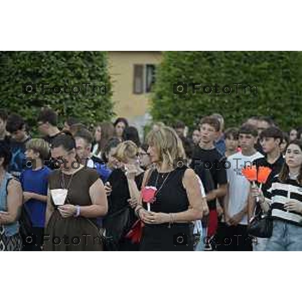 Tiziano Manzoni/LaPresse 30-6 2025 Italia Cronaca Bergam Fiaccolata per Vikamorta alla ex reggiani per un probabile suicidio Ponteranica, organizzata dai genitori della sua classe.
