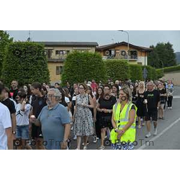 Tiziano Manzoni/LaPresse 30-6 2025 Italia Cronaca Bergam Fiaccolata per Vikamorta alla ex reggiani per un probabile suicidio Ponteranica, organizzata dai genitori della sua classe.