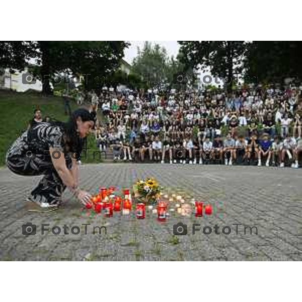 Tiziano Manzoni/LaPresse 30-6 2025 Italia Cronaca Bergam Fiaccolata per Vikamorta alla ex reggiani per un probabile suicidio Ponteranica, organizzata dai genitori della sua classe.