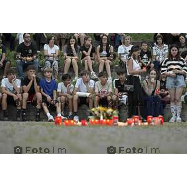 Tiziano Manzoni/LaPresse 30-6 2025 Italia Cronaca Bergam Fiaccolata per Vikamorta alla ex reggiani per un probabile suicidio Ponteranica, organizzata dai genitori della sua classe.