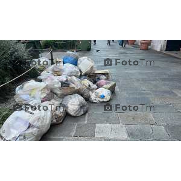 Bergamo 28-05-2025 raccolta differenziata immondizia strade centro abitato sacchi sporco marciapiedi invasi di sacchi rifiuti 