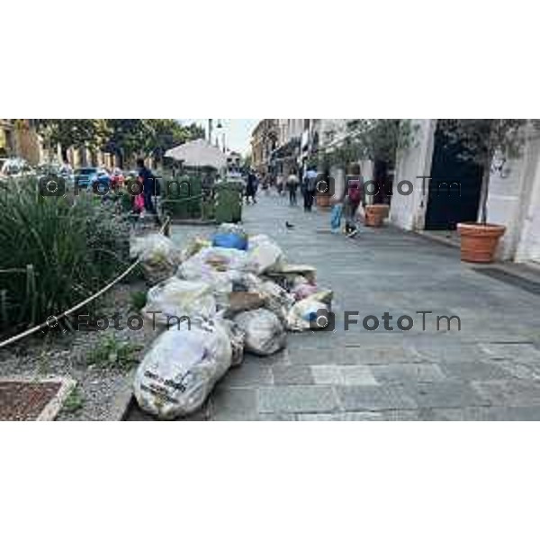 Bergamo 28-05-2025 raccolta differenziata immondizia strade centro abitato sacchi sporco marciapiedi invasi di sacchi rifiuti 