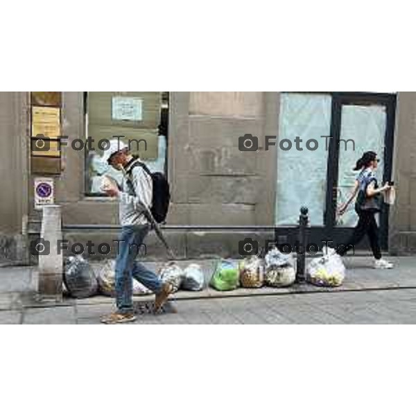 Bergamo 28-05-2025 raccolta differenziata immondizia strade centro abitato sacchi sporco marciapiedi invasi di sacchi rifiuti 