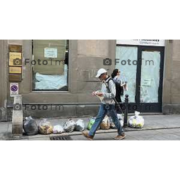 Bergamo 28-05-2025 raccolta differenziata immondizia strade centro abitato sacchi sporco marciapiedi invasi di sacchi rifiuti 