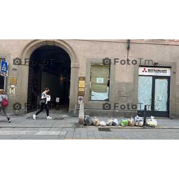 Bergamo 28-05-2025 raccolta differenziata immondizia strade centro abitato sacchi sporco marciapiedi invasi di sacchi rifiuti 