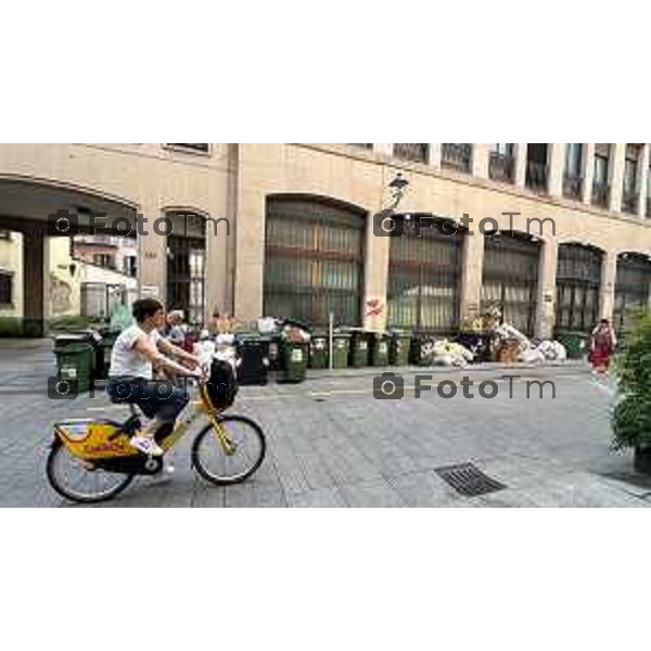 Bergamo 28-05-2025 raccolta differenziata immondizia strade centro abitato sacchi sporco marciapiedi invasi di sacchi rifiuti 