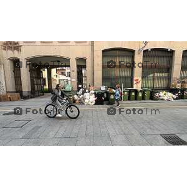 Bergamo 28-05-2025 raccolta differenziata immondizia strade centro abitato sacchi sporco marciapiedi invasi di sacchi rifiuti 
