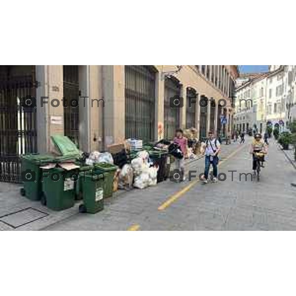 Bergamo 28-05-2025 raccolta differenziata immondizia strade centro abitato sacchi sporco marciapiedi invasi di sacchi rifiuti 