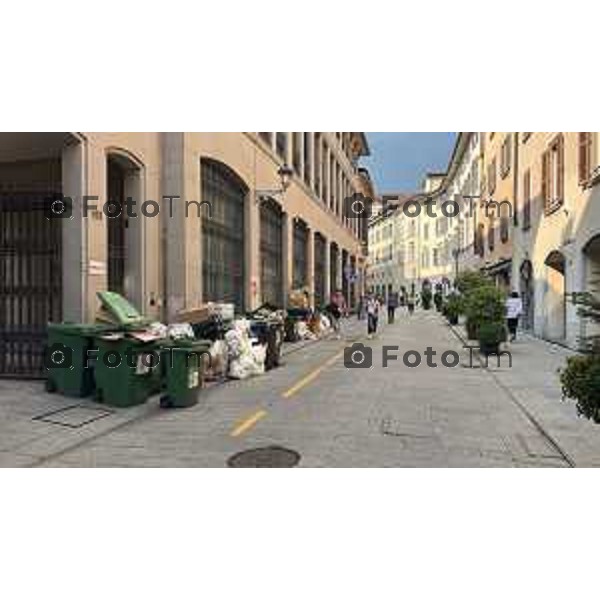 Bergamo 28-05-2025 raccolta differenziata immondizia strade centro abitato sacchi sporco marciapiedi invasi di sacchi rifiuti 