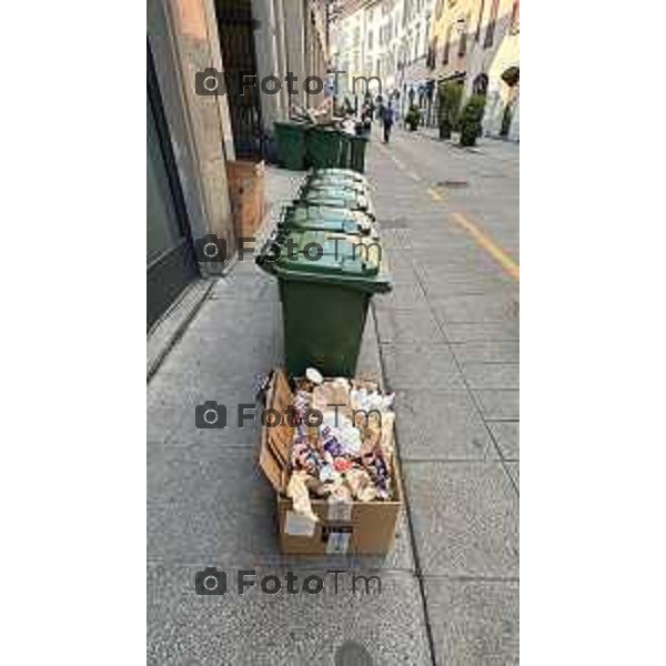 Bergamo 28-05-2025 raccolta differenziata immondizia strade centro abitato sacchi sporco marciapiedi invasi di sacchi rifiuti 