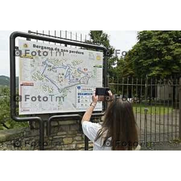 Tiziano Manzoni/LaPresse 5-7- 2025 Italia Cronaca BergamoBergamo alta parco Sant\'Agostino rotonda fara e turisti stranieri