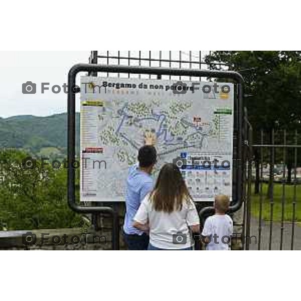 Tiziano Manzoni/LaPresse 5-7- 2025 Italia Cronaca BergamoBergamo alta parco Sant\'Agostino rotonda fara e turisti stranieri