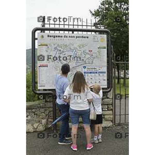 Tiziano Manzoni/LaPresse 5-7- 2025 Italia Cronaca BergamoBergamo alta parco Sant\'Agostino rotonda fara e turisti stranieri