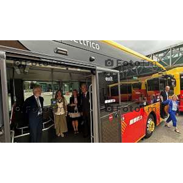 Tiziano Manzoni/LaPresse 8-7- 2025 Italia Cronaca Bergamo Presentazione nuovi autobus elettrici Enrico Felli, Presidente Gruppo ATB Elena Carnevali, Sindaca di Bergamo Franco Lucente, Assessore ai Trasporti e Mobilità sostenibile di Regione Lombardia Liliana Donato, Direttore Generale ATB
