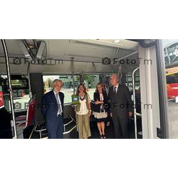 Tiziano Manzoni/LaPresse 8-7- 2025 Italia Cronaca Bergamo Presentazione nuovi autobus elettrici Enrico Felli, Presidente Gruppo ATB Elena Carnevali, Sindaca di Bergamo Franco Lucente, Assessore ai Trasporti e Mobilità sostenibile di Regione Lombardia Liliana Donato, Direttore Generale ATB