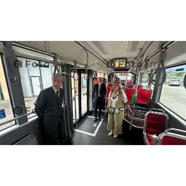 Tiziano Manzoni/LaPresse 8-7- 2025 Italia Cronaca Bergamo Presentazione nuovi autobus elettrici Enrico Felli, Presidente Gruppo ATB Elena Carnevali, Sindaca di Bergamo Franco Lucente, Assessore ai Trasporti e Mobilità sostenibile di Regione Lombardia Liliana Donato, Direttore Generale ATB
