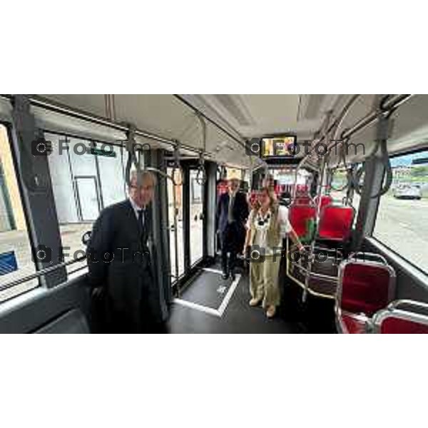 Tiziano Manzoni/LaPresse 8-7- 2025 Italia Cronaca Bergamo Presentazione nuovi autobus elettrici Enrico Felli, Presidente Gruppo ATB Elena Carnevali, Sindaca di Bergamo Franco Lucente, Assessore ai Trasporti e Mobilità sostenibile di Regione Lombardia Liliana Donato, Direttore Generale ATB