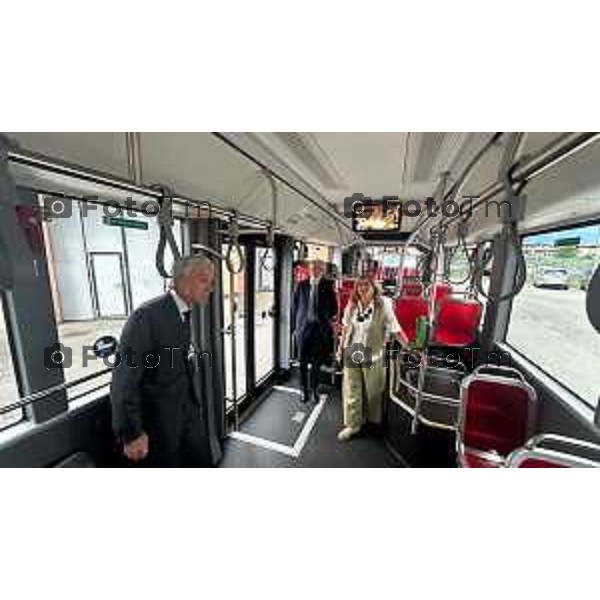 Tiziano Manzoni/LaPresse 8-7- 2025 Italia Cronaca Bergamo Presentazione nuovi autobus elettrici Enrico Felli, Presidente Gruppo ATB Elena Carnevali, Sindaca di Bergamo Franco Lucente, Assessore ai Trasporti e Mobilità sostenibile di Regione Lombardia Liliana Donato, Direttore Generale ATB