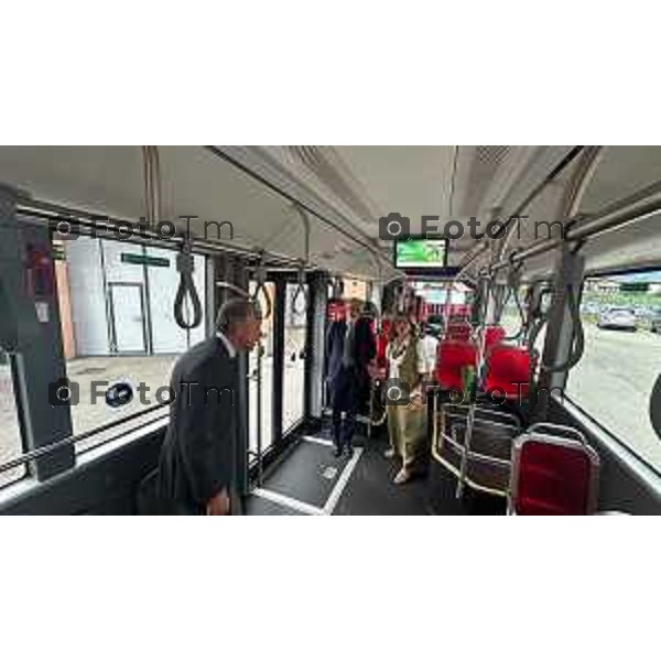 Tiziano Manzoni/LaPresse 8-7- 2025 Italia Cronaca Bergamo Presentazione nuovi autobus elettrici Enrico Felli, Presidente Gruppo ATB Elena Carnevali, Sindaca di Bergamo Franco Lucente, Assessore ai Trasporti e Mobilità sostenibile di Regione Lombardia Liliana Donato, Direttore Generale ATB