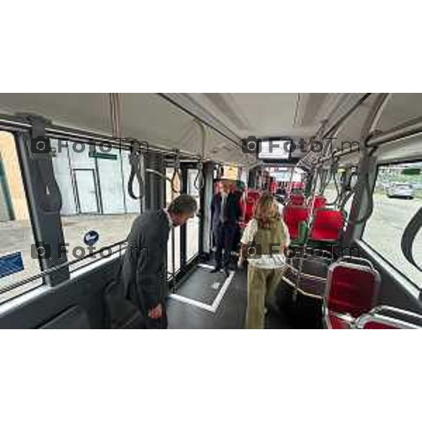 Tiziano Manzoni/LaPresse 8-7- 2025 Italia Cronaca Bergamo Presentazione nuovi autobus elettrici Enrico Felli, Presidente Gruppo ATB Elena Carnevali, Sindaca di Bergamo Franco Lucente, Assessore ai Trasporti e Mobilità sostenibile di Regione Lombardia Liliana Donato, Direttore Generale ATB