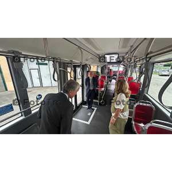 Tiziano Manzoni/LaPresse 8-7- 2025 Italia Cronaca Bergamo Presentazione nuovi autobus elettrici Enrico Felli, Presidente Gruppo ATB Elena Carnevali, Sindaca di Bergamo Franco Lucente, Assessore ai Trasporti e Mobilità sostenibile di Regione Lombardia Liliana Donato, Direttore Generale ATB