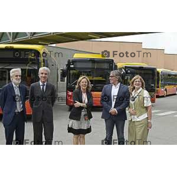 Tiziano Manzoni/LaPresse 8-7- 2025 Italia Cronaca Bergamo Presentazione nuovi autobus elettrici Enrico Felli, Presidente Gruppo ATB Elena Carnevali, Sindaca di Bergamo Franco Lucente, Assessore ai Trasporti e Mobilità sostenibile di Regione Lombardia Liliana Donato, Direttore Generale ATB