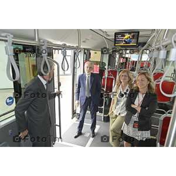 Tiziano Manzoni/LaPresse 8-7- 2025 Italia Cronaca Bergamo Presentazione nuovi autobus elettrici Enrico Felli, Presidente Gruppo ATB Elena Carnevali, Sindaca di Bergamo Franco Lucente, Assessore ai Trasporti e Mobilità sostenibile di Regione Lombardia Liliana Donato, Direttore Generale ATB