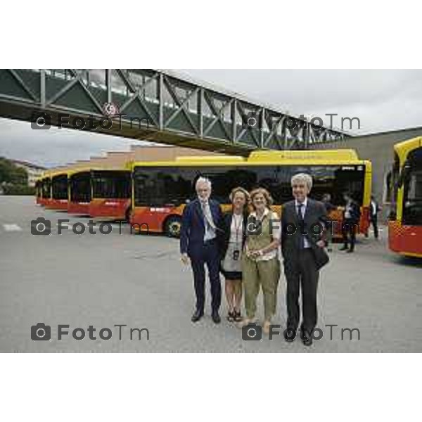 Tiziano Manzoni/LaPresse 8-7- 2025 Italia Cronaca Bergamo Presentazione nuovi autobus elettrici Enrico Felli, Presidente Gruppo ATB Elena Carnevali, Sindaca di Bergamo Franco Lucente, Assessore ai Trasporti e Mobilità sostenibile di Regione Lombardia Liliana Donato, Direttore Generale ATB