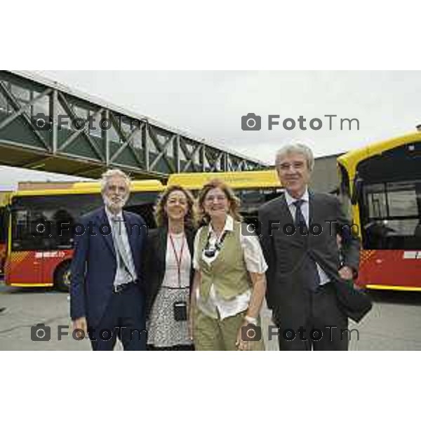 Tiziano Manzoni/LaPresse 8-7- 2025 Italia Cronaca Bergamo Presentazione nuovi autobus elettrici Enrico Felli, Presidente Gruppo ATB Elena Carnevali, Sindaca di Bergamo Franco Lucente, Assessore ai Trasporti e Mobilità sostenibile di Regione Lombardia Liliana Donato, Direttore Generale ATB