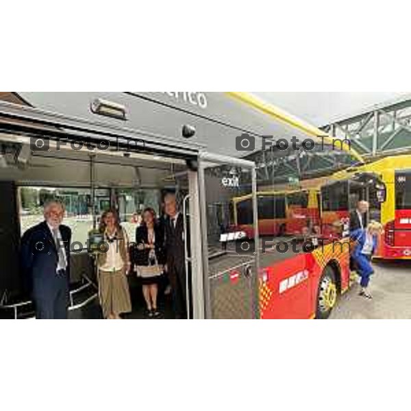 Tiziano Manzoni/LaPresse 8-7- 2025 Italia Cronaca Bergamo Presentazione nuovi autobus elettrici Enrico Felli, Presidente Gruppo ATB Elena Carnevali, Sindaca di Bergamo Franco Lucente, Assessore ai Trasporti e Mobilità sostenibile di Regione Lombardia Liliana Donato, Direttore Generale ATB