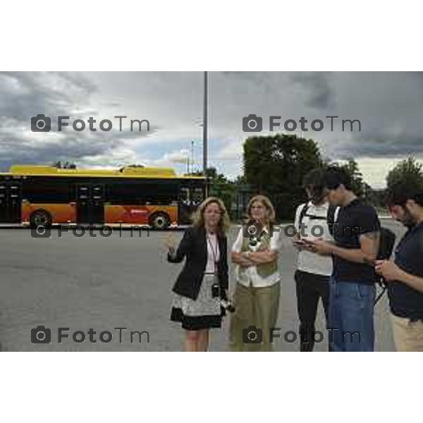 Tiziano Manzoni/LaPresse 8-7- 2025 Italia Cronaca Bergamo Presentazione nuovi autobus elettrici Enrico Felli, Presidente Gruppo ATB Elena Carnevali, Sindaca di Bergamo Franco Lucente, Assessore ai Trasporti e Mobilità sostenibile di Regione Lombardia Liliana Donato, Direttore Generale ATB
