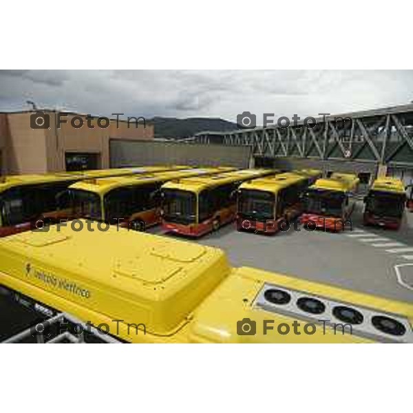 Tiziano Manzoni/LaPresse 8-7- 2025 Italia Cronaca Bergamo Presentazione nuovi autobus elettrici Enrico Felli, Presidente Gruppo ATB Elena Carnevali, Sindaca di Bergamo Franco Lucente, Assessore ai Trasporti e Mobilità sostenibile di Regione Lombardia Liliana Donato, Direttore Generale ATB