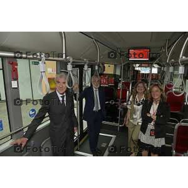 Tiziano Manzoni/LaPresse 8-7- 2025 Italia Cronaca Bergamo Presentazione nuovi autobus elettrici Enrico Felli, Presidente Gruppo ATB Elena Carnevali, Sindaca di Bergamo Franco Lucente, Assessore ai Trasporti e Mobilità sostenibile di Regione Lombardia Liliana Donato, Direttore Generale ATB
