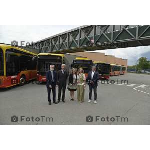 Tiziano Manzoni/LaPresse 8-7- 2025 Italia Cronaca Bergamo Presentazione nuovi autobus elettrici Enrico Felli, Presidente Gruppo ATB Elena Carnevali, Sindaca di Bergamo Franco Lucente, Assessore ai Trasporti e Mobilità sostenibile di Regione Lombardia Liliana Donato, Direttore Generale ATB