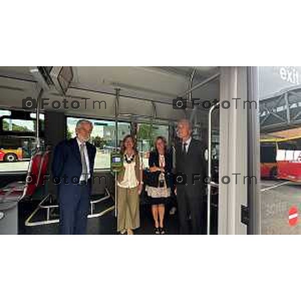 Tiziano Manzoni/LaPresse 8-7- 2025 Italia Cronaca Bergamo Presentazione nuovi autobus elettrici Enrico Felli, Presidente Gruppo ATB Elena Carnevali, Sindaca di Bergamo Franco Lucente, Assessore ai Trasporti e Mobilità sostenibile di Regione Lombardia Liliana Donato, Direttore Generale ATB