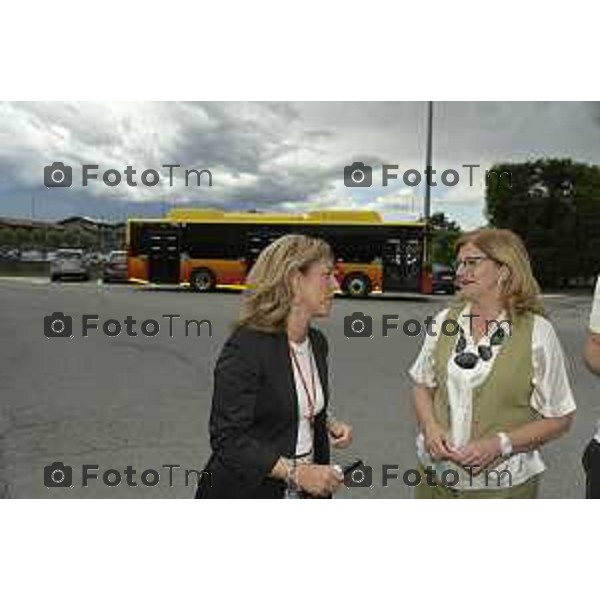 Tiziano Manzoni/LaPresse 8-7- 2025 Italia Cronaca Bergamo Presentazione nuovi autobus elettrici Enrico Felli, Presidente Gruppo ATB Elena Carnevali, Sindaca di Bergamo Franco Lucente, Assessore ai Trasporti e Mobilità sostenibile di Regione Lombardia Liliana Donato, Direttore Generale ATB