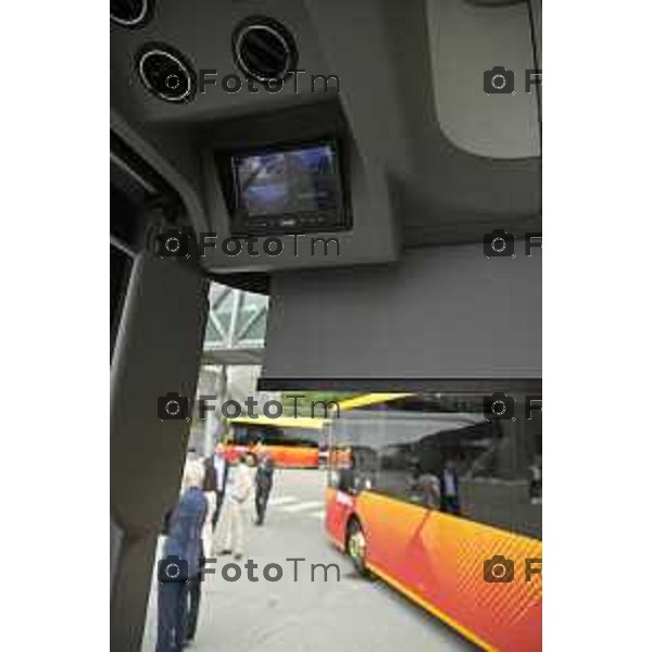 Tiziano Manzoni/LaPresse 8-7- 2025 Italia Cronaca Bergamo Presentazione nuovi autobus elettrici Enrico Felli, Presidente Gruppo ATB Elena Carnevali, Sindaca di Bergamo Franco Lucente, Assessore ai Trasporti e Mobilità sostenibile di Regione Lombardia Liliana Donato, Direttore Generale ATB