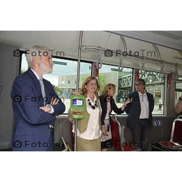 Tiziano Manzoni/LaPresse 8-7- 2025 Italia Cronaca Bergamo Presentazione nuovi autobus elettrici Enrico Felli, Presidente Gruppo ATB Elena Carnevali, Sindaca di Bergamo Franco Lucente, Assessore ai Trasporti e Mobilità sostenibile di Regione Lombardia Liliana Donato, Direttore Generale ATB