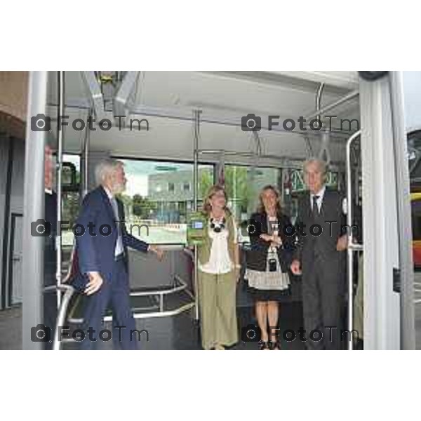 Tiziano Manzoni/LaPresse 8-7- 2025 Italia Cronaca Bergamo Presentazione nuovi autobus elettrici Enrico Felli, Presidente Gruppo ATB Elena Carnevali, Sindaca di Bergamo Franco Lucente, Assessore ai Trasporti e Mobilità sostenibile di Regione Lombardia Liliana Donato, Direttore Generale ATB