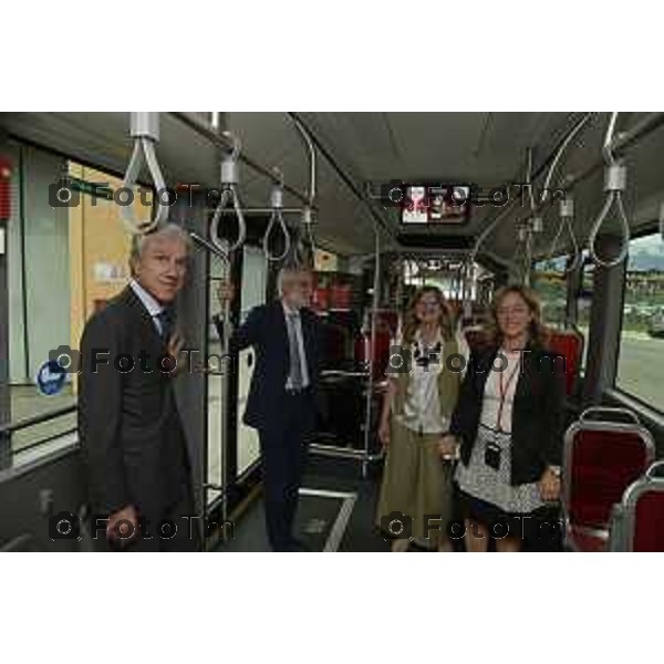 Tiziano Manzoni/LaPresse 8-7- 2025 Italia Cronaca Bergamo Presentazione nuovi autobus elettrici Enrico Felli, Presidente Gruppo ATB Elena Carnevali, Sindaca di Bergamo Franco Lucente, Assessore ai Trasporti e Mobilità sostenibile di Regione Lombardia Liliana Donato, Direttore Generale ATB