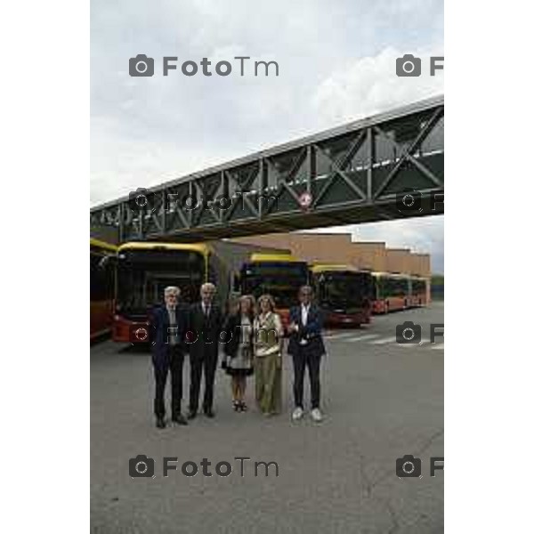 Tiziano Manzoni/LaPresse 8-7- 2025 Italia Cronaca Bergamo Presentazione nuovi autobus elettrici Enrico Felli, Presidente Gruppo ATB Elena Carnevali, Sindaca di Bergamo Franco Lucente, Assessore ai Trasporti e Mobilità sostenibile di Regione Lombardia Liliana Donato, Direttore Generale ATB