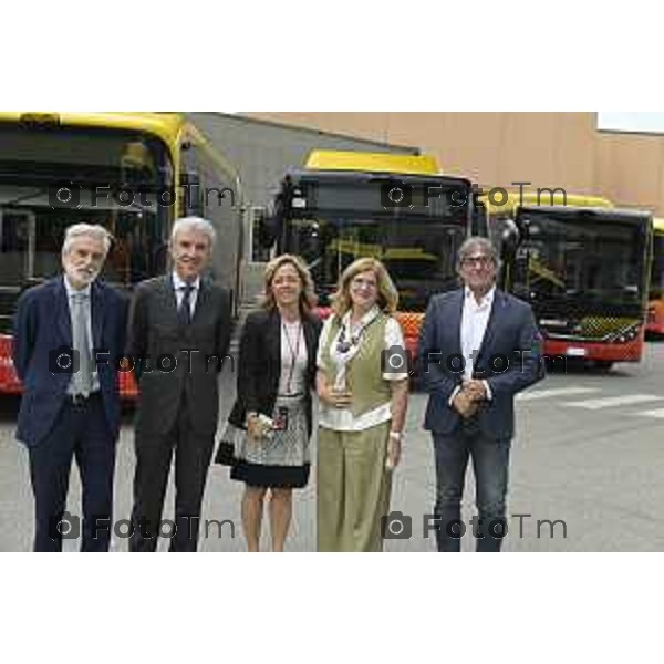 Tiziano Manzoni/LaPresse 8-7- 2025 Italia Cronaca Bergamo Presentazione nuovi autobus elettrici Enrico Felli, Presidente Gruppo ATB Elena Carnevali, Sindaca di Bergamo Franco Lucente, Assessore ai Trasporti e Mobilità sostenibile di Regione Lombardia Liliana Donato, Direttore Generale ATB