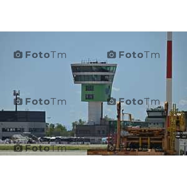 Tiziano Manzoni/LaPresse 8-7- 2025 Italia Cronaca Bergamo Suicidio aeroporto di Orio al Serio risucchiata dal motore di un aereo al decollo.