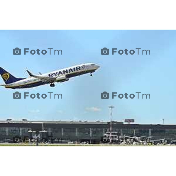 Tiziano Manzoni/LaPresse 8-7- 2025 Italia Cronaca Bergamo Suicidio aeroporto di Orio al Serio risucchiata dal motore di un aereo al decollo.